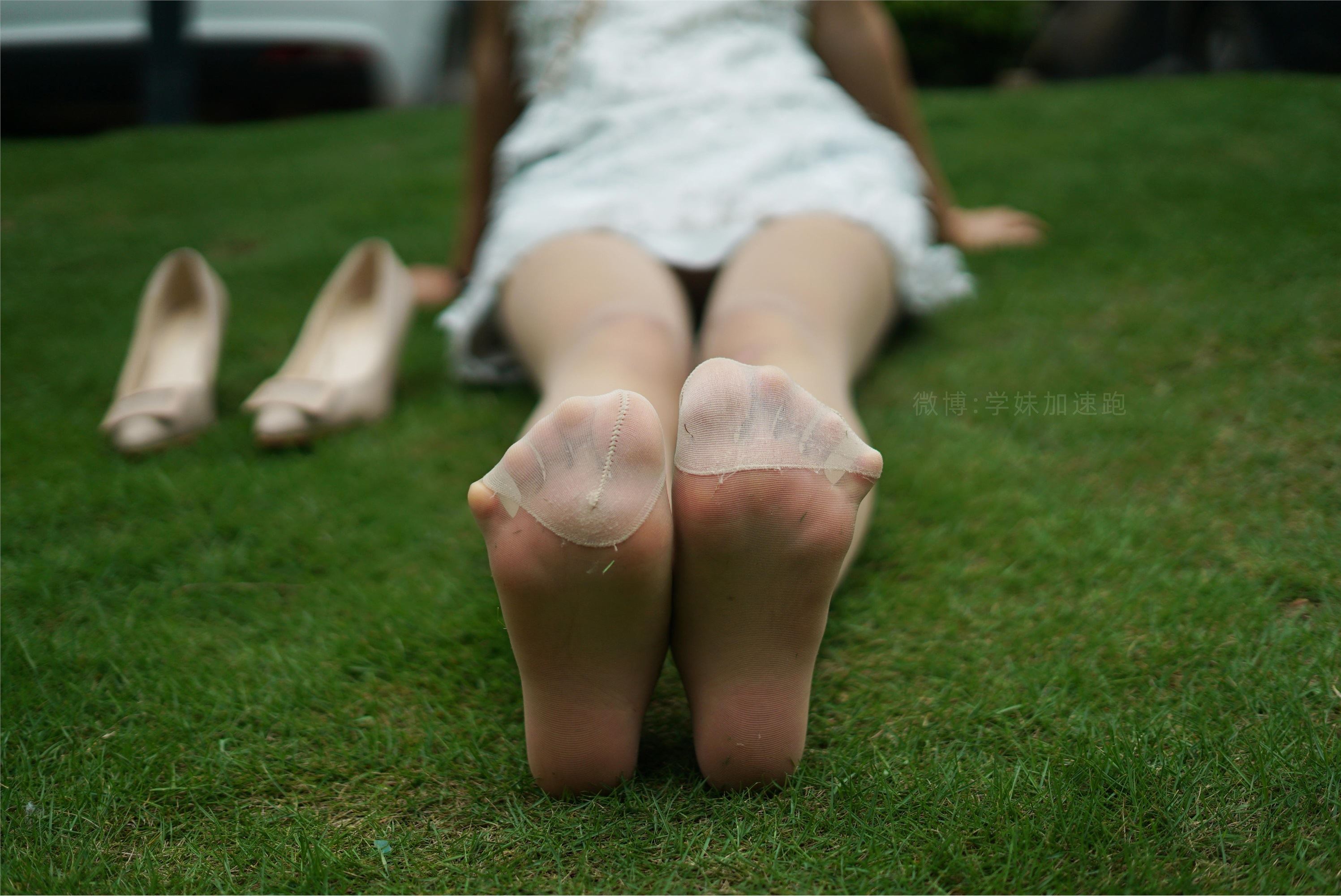 学妹加速跑 XM079《草地上的绿茶jio-鹿酱》